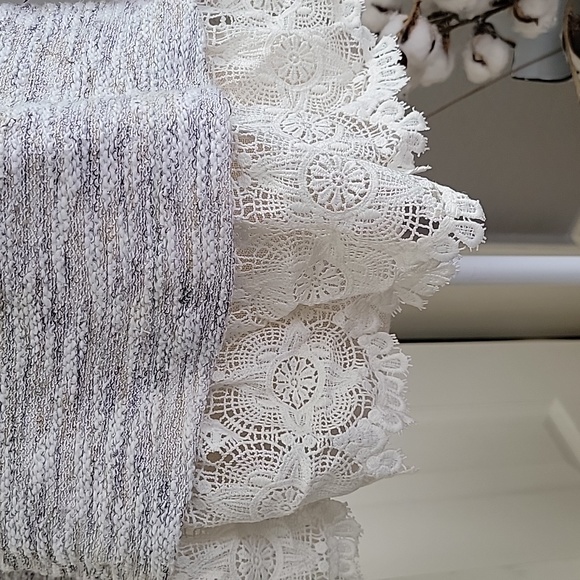 Sweatshirt with lace hem - Picture 2 of 6